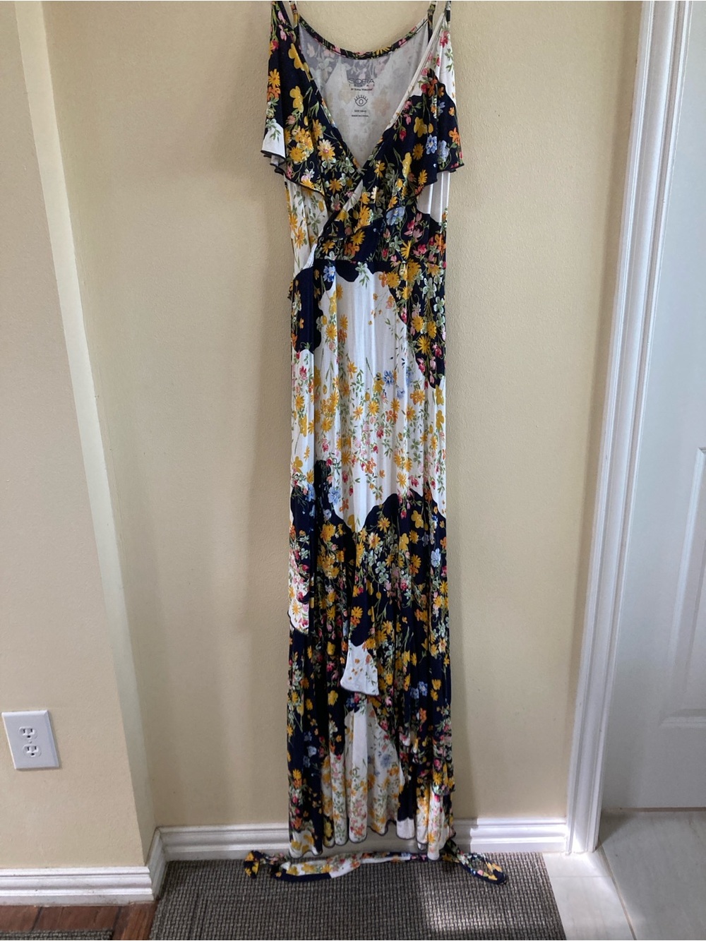 Sofia by Sofia Vargas - Floral V-Neck Maxi Dress Summer Dress in White And Black